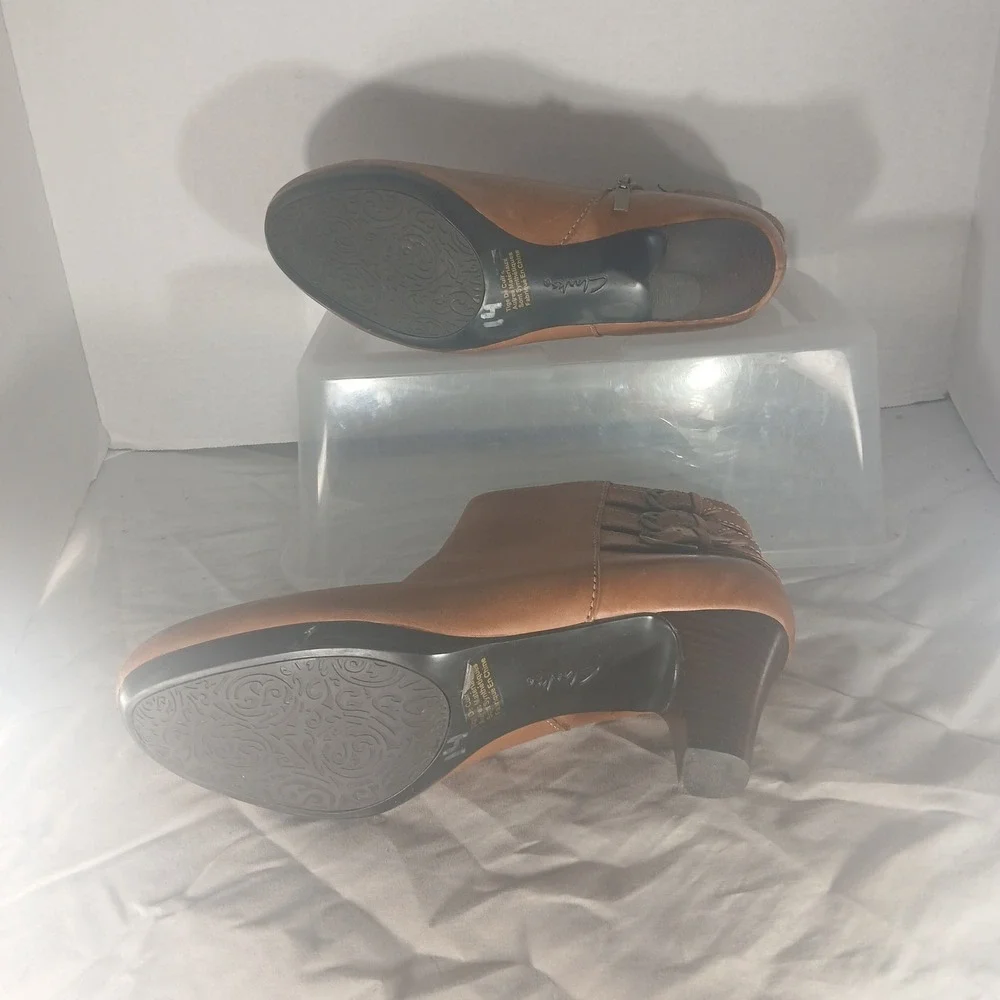 Clarks Artisan Ankle‎ Boots 9.5M Tan Leather Triple Buckle Side Zip Stacked Heel